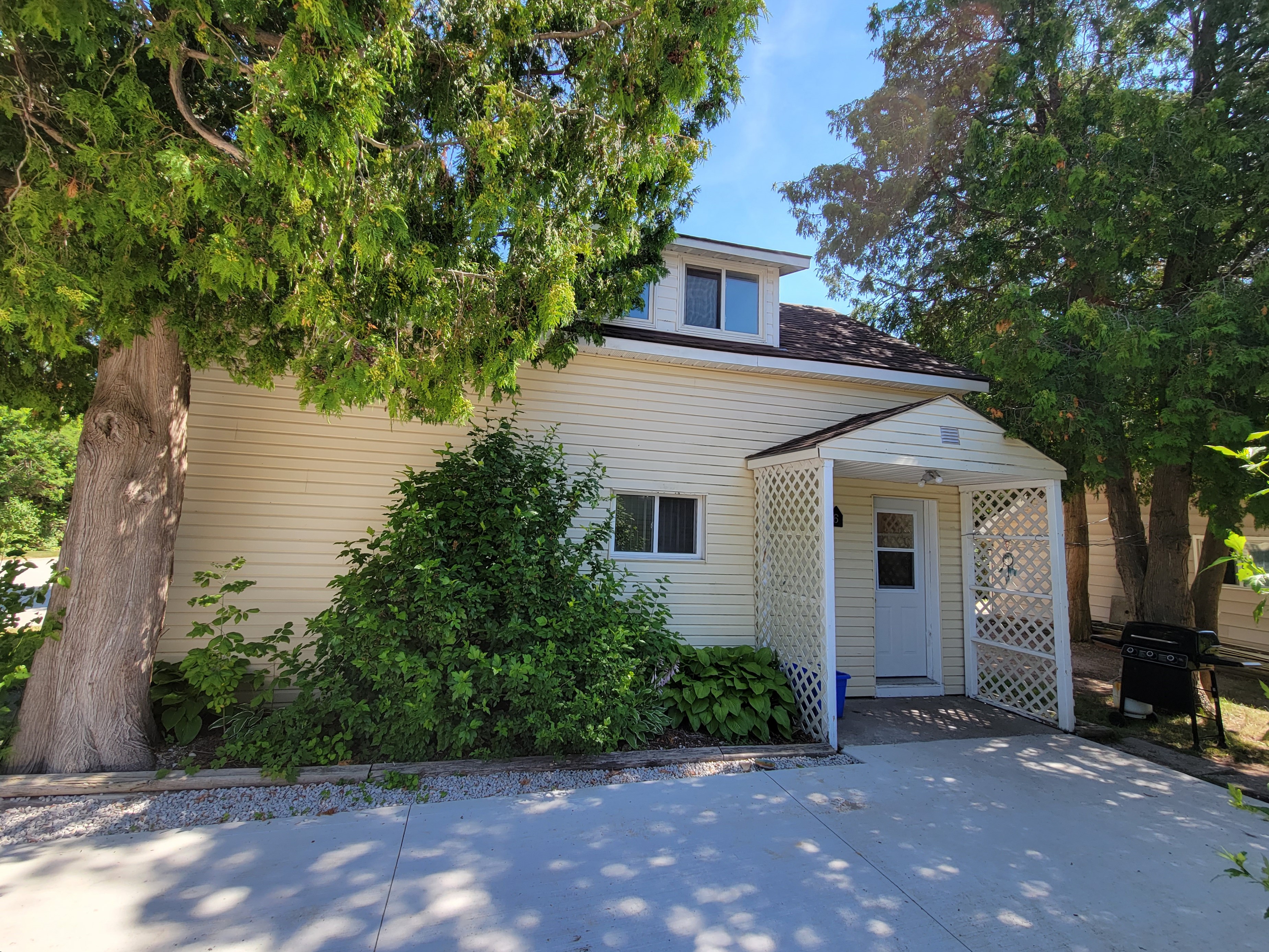 Cottage 6 exterior